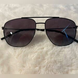 Moncler  Alimni Oringinal 
sunglasses brand new no box model ME4004